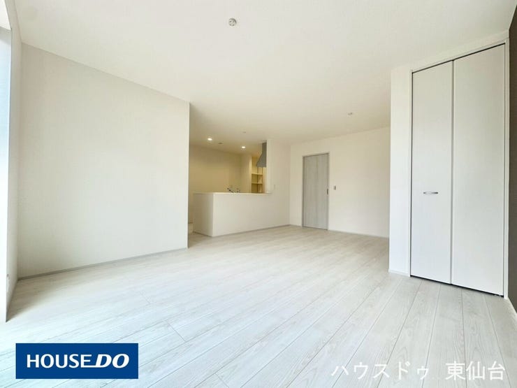 インテリアがブラッシュアップされそうなおしゃれな16帖のリビングです♪