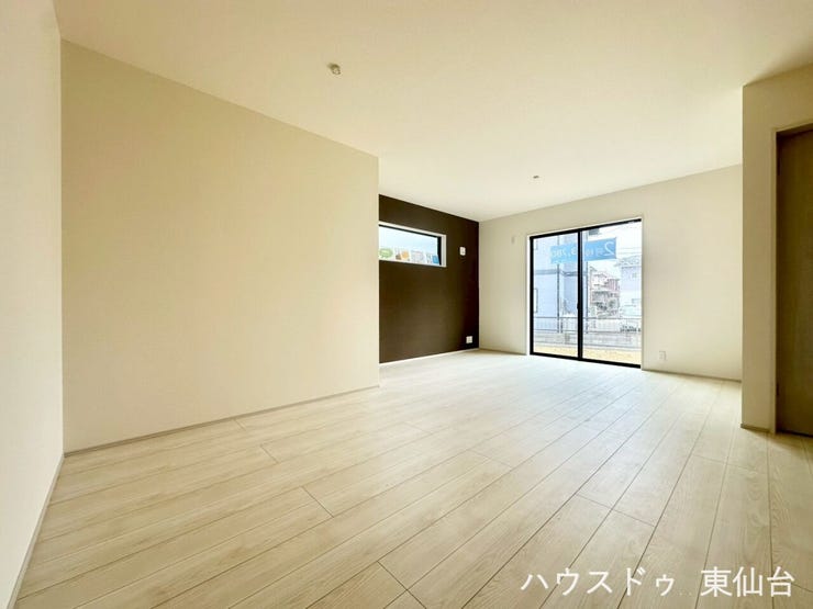 採光を確保しながらも余白がある、落ち着いた雰囲気のリビングです♪