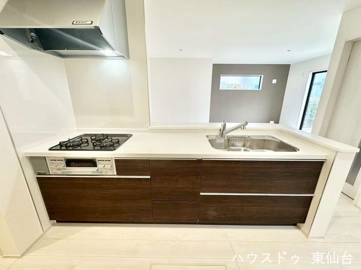 モノの出し入れがしやすいスライド式の収納を採用しています♪
3口コンロでメインとおかずとスープが一気に調理できますね♪