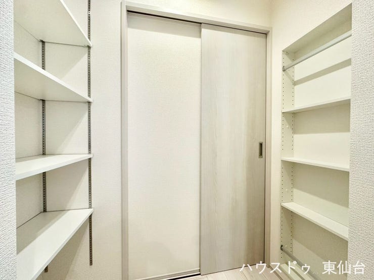 パントリーです♪棚付きで空間を有効に使えますね♪扉の向こうは洗面所になっています♪