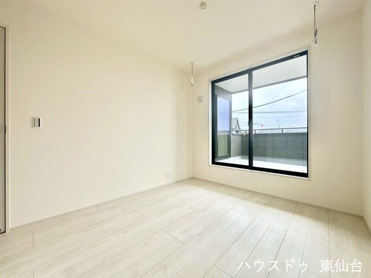 6.8帖の洋室です♪目線がバルコニーに抜ける開放感のあるお部屋です♪