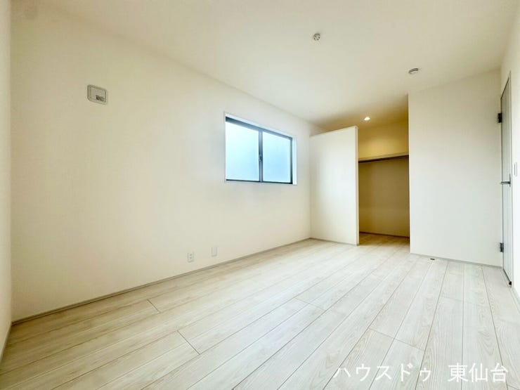 6.7帖の洋室です♪ウォークインクロゼットがあります、衣替えしらずになれそうです♪