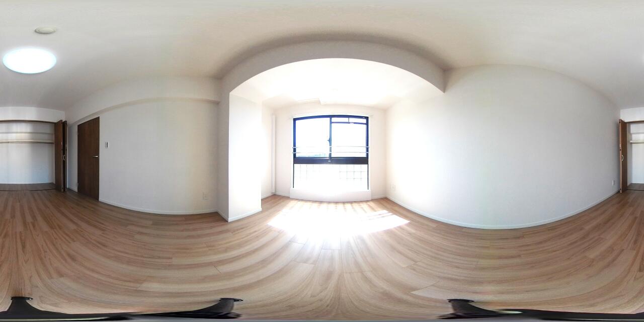 約8帖、南東向きの洋室の360度写真です。