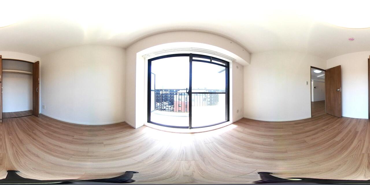 約6帖の洋室の360度写真です。