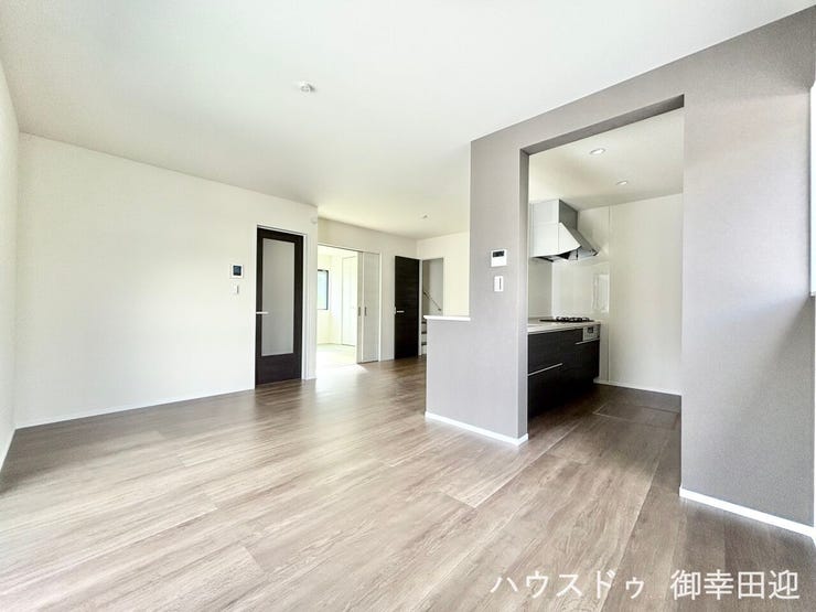 ■安らぎと笑顔の中心地■陽光が優しく降り注ぎ、会話が自然と弾む。ここでは、毎日が特別な時間へと変わります。