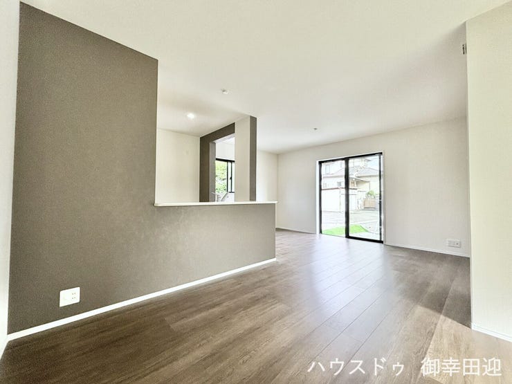 ■安らぎと笑顔の中心地■陽光が優しく降り注ぎ、会話が自然と弾む。ここでは、毎日が特別な時間へと変わります。