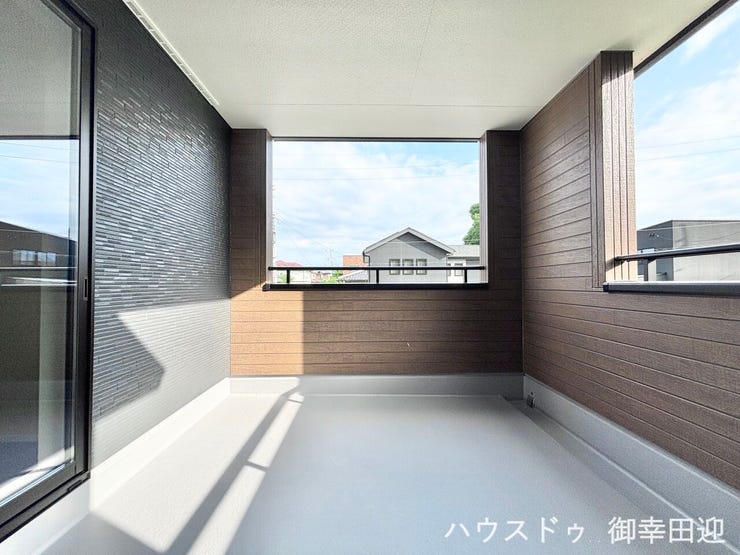 ■空の下の開放的な特等席■日光浴や読書、外の空気を感じながらリフレッシュ。暮らしを豊かにする、もう一つの心地よい空間です。