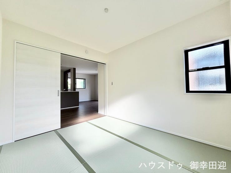 ■1階5.2帖和室■ゲストをもてなし、昼寝や家事にも使える、畳のぬくもりが心地よい多目的万能スペース。