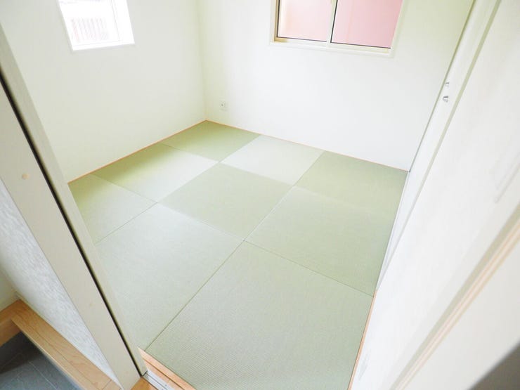 リビングから独立した和室は、客間として重宝することはもちろん、やわらかい畳敷きなのでお子様の遊び場にも最適です