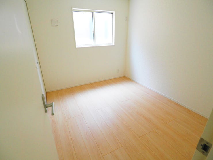 5.2帖の納戸はお部屋としても十分使用できます。