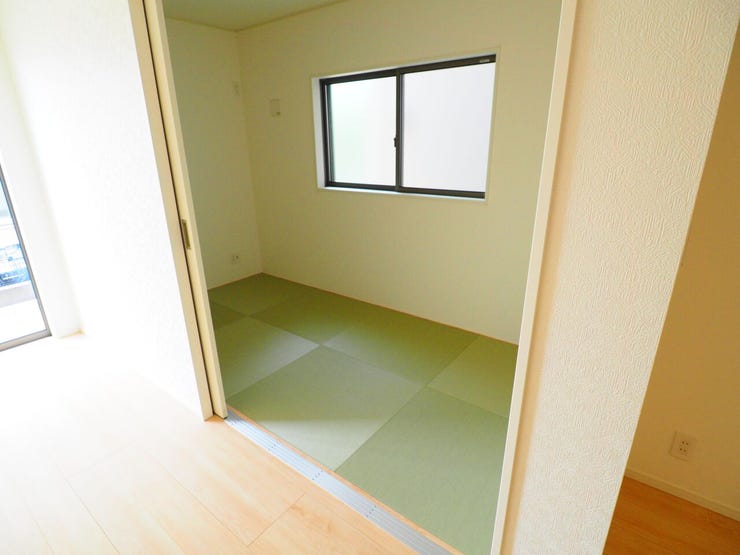 お子様の遊び場やお昼寝スペースとしてなど、和室を開放し広々とお使い頂けます。突然の来客時には戸を閉めて視線を遮る事も可能です。