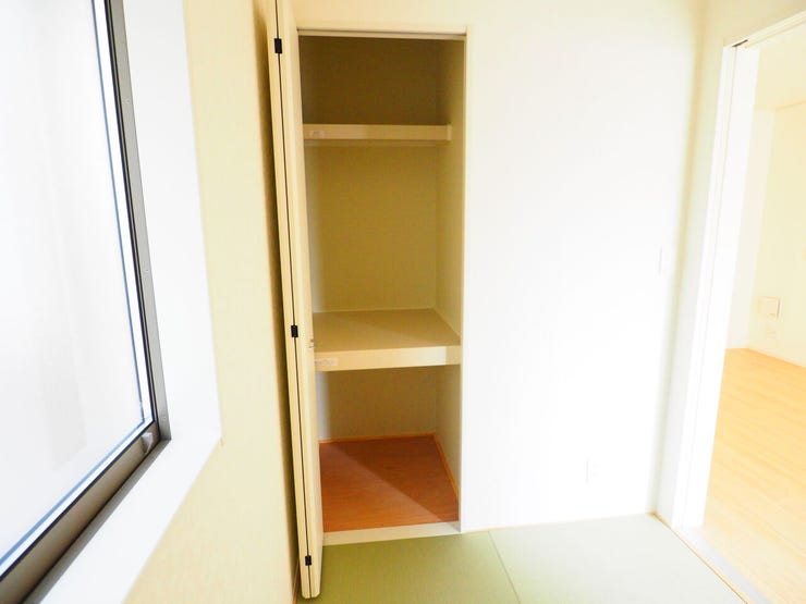 明るい和室に備わる便利な収納。棚付きで使い勝手が良く、日常の整理整頓が快適に。