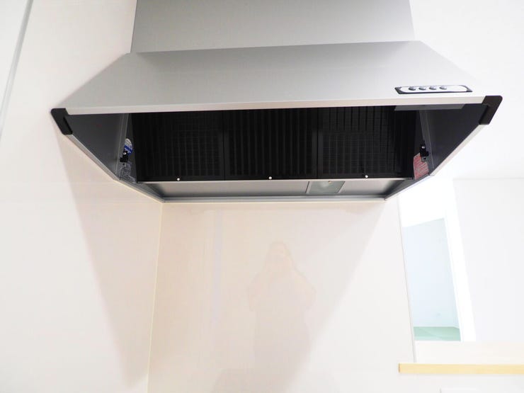 機能性やデザイン性にも優れた、使い心地の良い換気扇。汚れがつきにくくお手入れも簡単なので、キッチンワークもスムーズです。