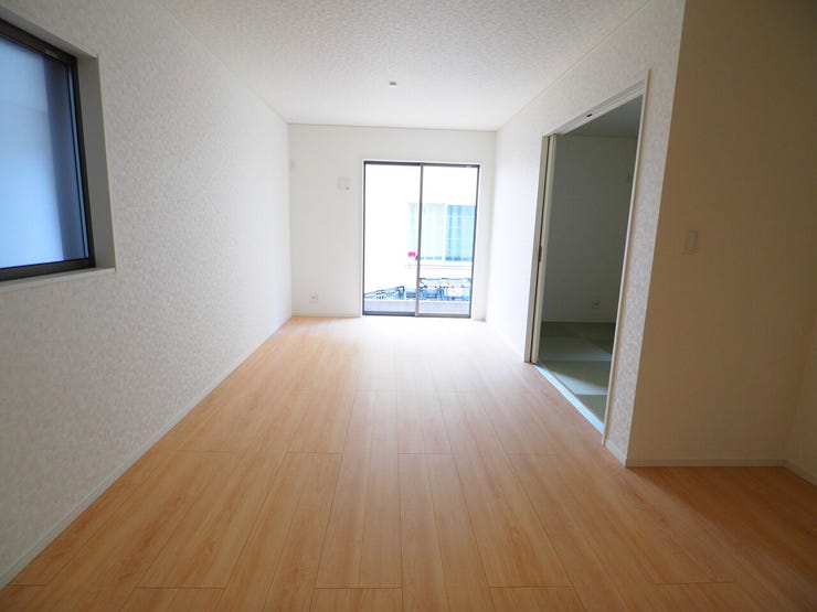 自然光が部屋全体を包み込む、毎日が明るくなるリビング。
