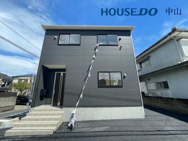 【外観】
\堂々とした佇まいの新築戸建/
洗練された外観デザインが街並みに映える一邸。住まうご家族の誇りとなる、美しさと安心感を兼ね備えた住まいです。