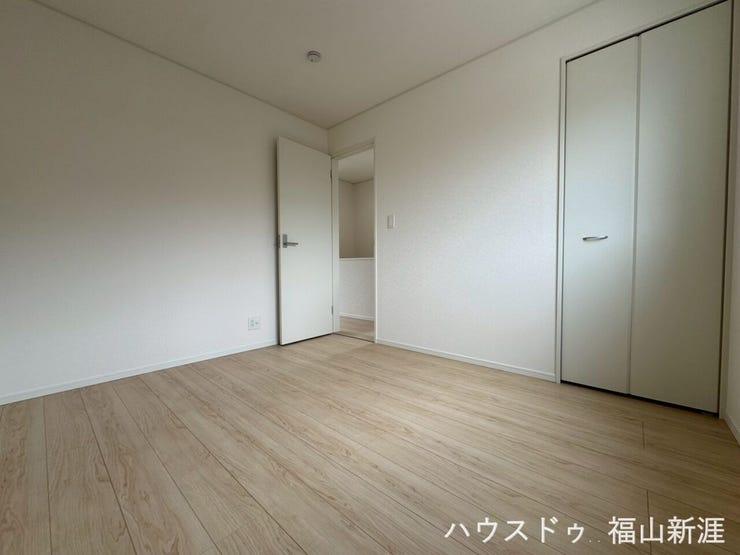 5.2帖の洋室になります♪
収納スペースも完備です♪