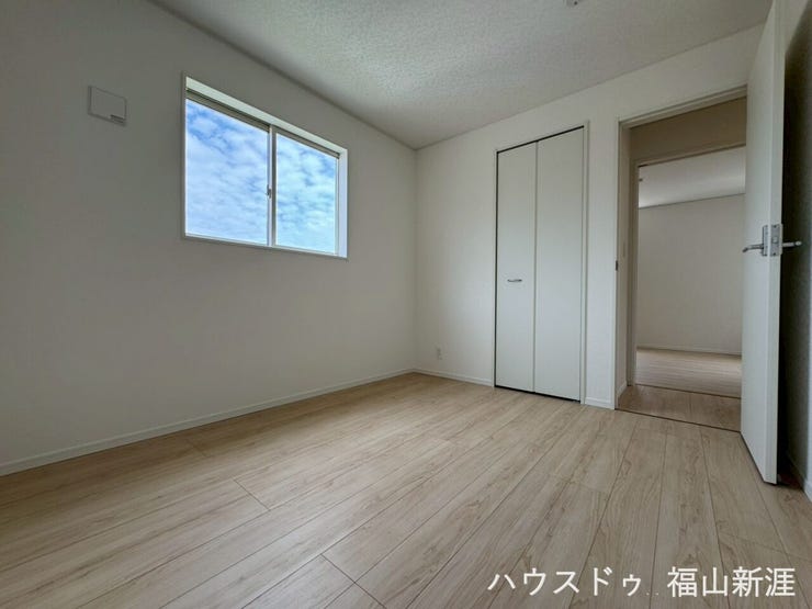 5.2帖の洋室になります♪
晴れると青い空がとてもきれいに見えます。