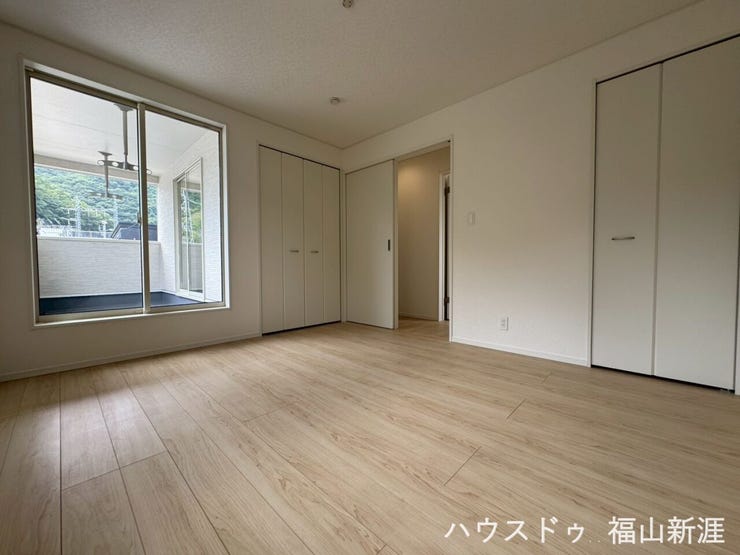 7帖の主寝室になります♪
2カ所収納スペース完備◎
