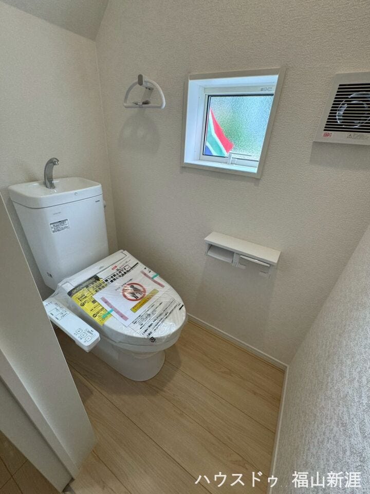 窓付きのトイレスペース。陽射し差し込む明るい空間となっております。また、換気環境も良好です。