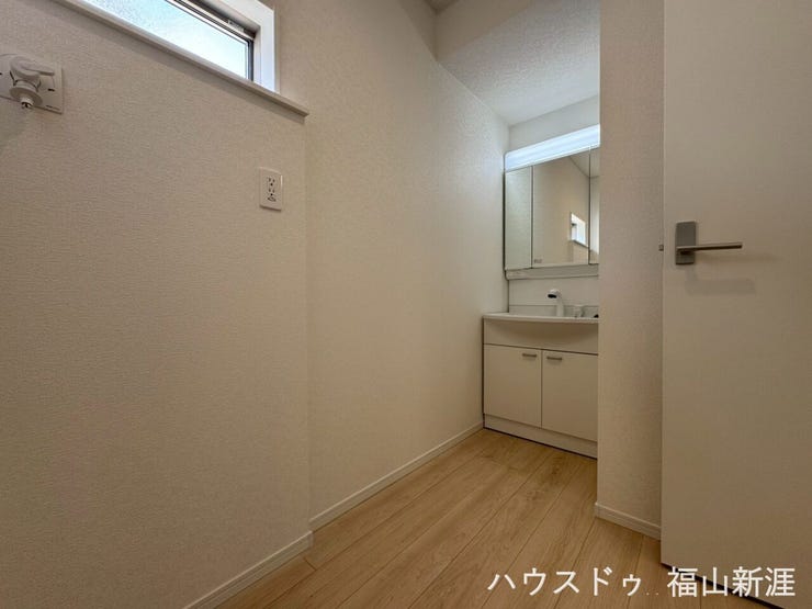 三面鏡で後ろ髪までしっかり確認できます。鏡の裏にも収納スペースありです◎