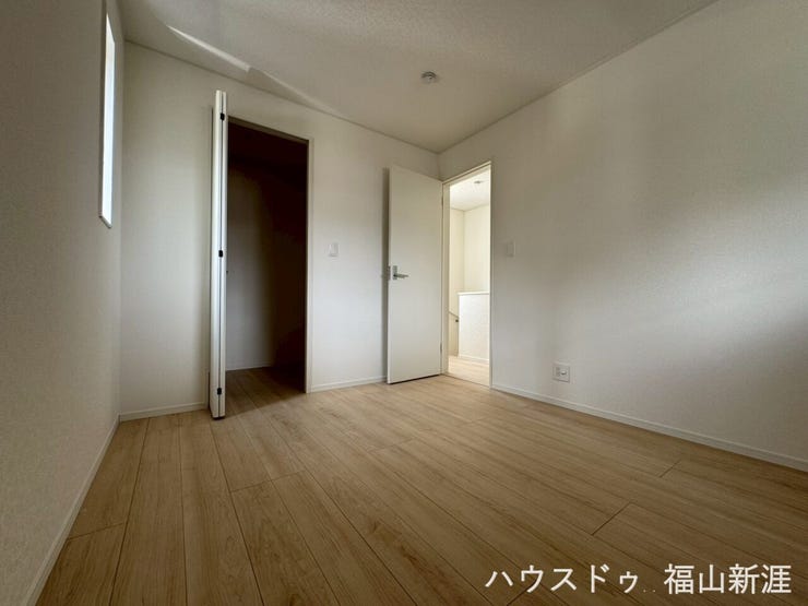 5.2帖の洋室になります♪
奥にはウォークインクローゼットを完備しています!