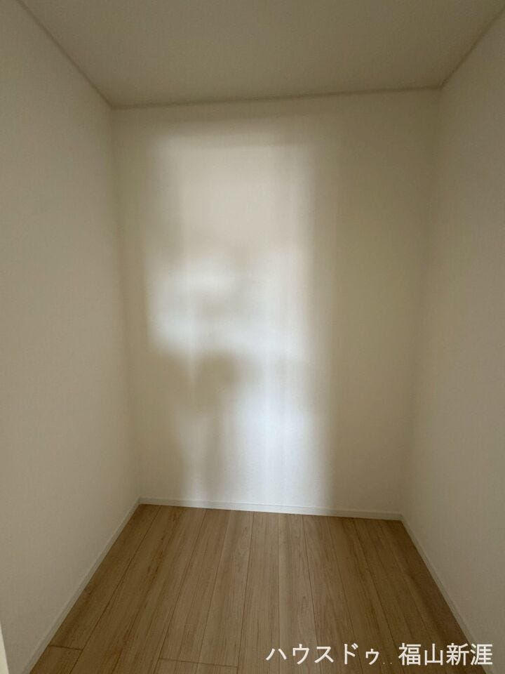 大型のウォークインクローゼット付きです♪季節物の小物やキャリーケース等も同じ場所に仕舞えて管理しやすいですね。