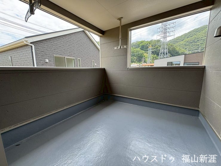 幅の広いバルコニーです。窓も広く、屋根が十分あるので急な雨でも急がず取り込めます。