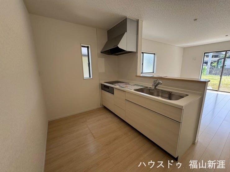 対面キッチンでリビングの端まで見渡せます。お子様の声に耳を傾けやすい設計です。