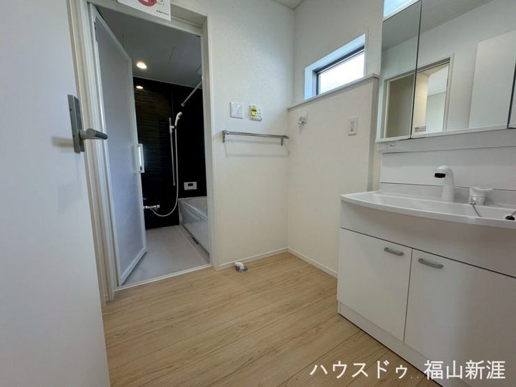 鏡の後ろにも収納できます。背の高い詰め替えも収納可能です。