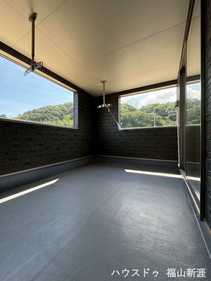 幅の広いバルコニーです。窓も広く、屋根が十分あるので急な雨でも急がず取り込めます。