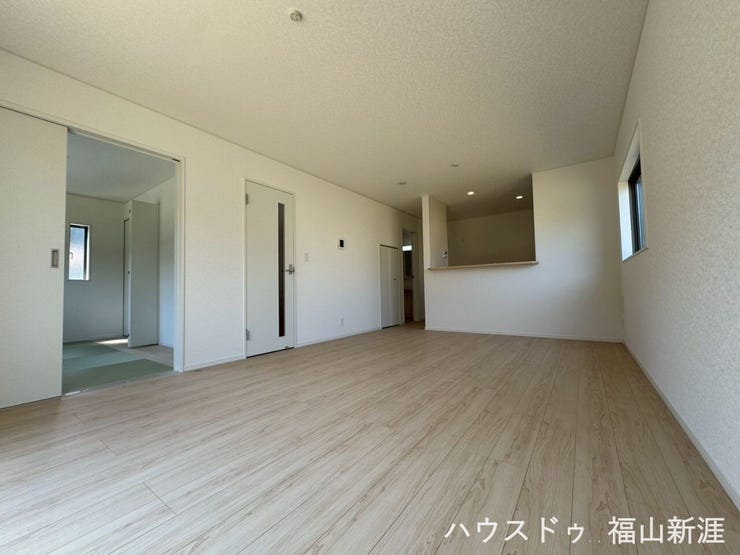 17帖のリビングになります♪
5帖の和室を併設しています♪
