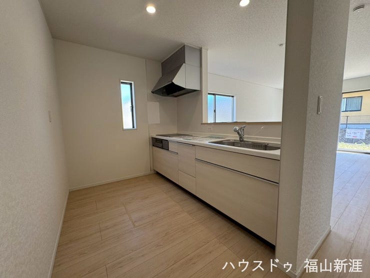 対面キッチンでリビングの端まで見渡せます。お子様の声に耳を傾けやすい設計です。