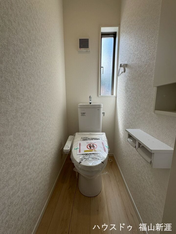 窓付きのトイレスペース。陽射し差し込む明るい空間となっております。また、換気環境も良好です。