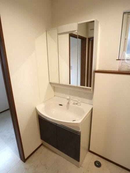 身だしなみチェックがしやすい三面鏡の洗面台です!