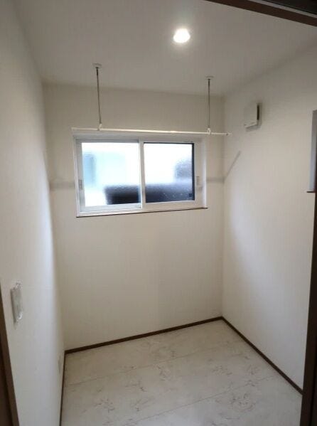 洗面所とは別室にサンルームを設置!生活動線を邪魔せず、洗濯物もすっきり干せます(^^♪