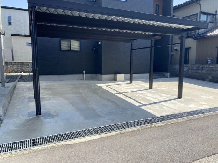 カーポート内は車2台分!+青空駐車2台で計4台の駐車が可能です(^^)/