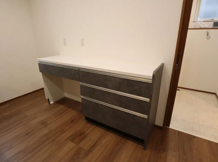 カップボード付きで収納充実!ゴミ箱が収まる空間があるのも嬉しい!