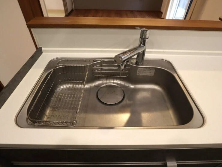 洗ったコップなどを乾かすカゴ付き!排水溝の中も丸見えにならない構造が嬉しい( ^)o(^ )