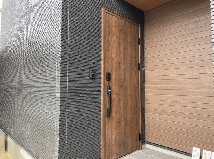 前面道路と玄関の向きをずらし、扉を開けても室内が見えにくい設計◎