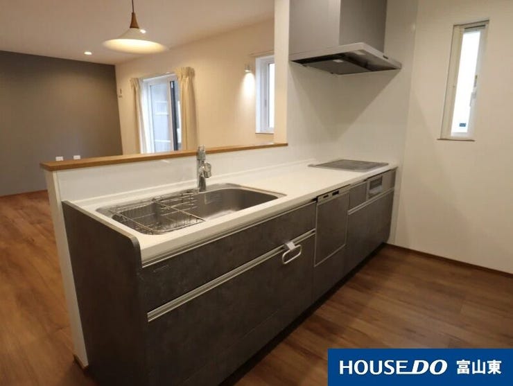 リビングのクロスに色味も合わせたお洒落なキッチン!