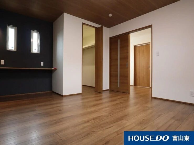 落ち着いた色味のクロスがくつろぎの時間を演出(^^)/