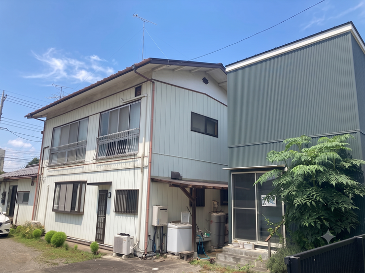 【外観】
時を重ねた味わいある外観。あなた好みに生まれ変わる「リノベ・DIY」のベースキャンプ!