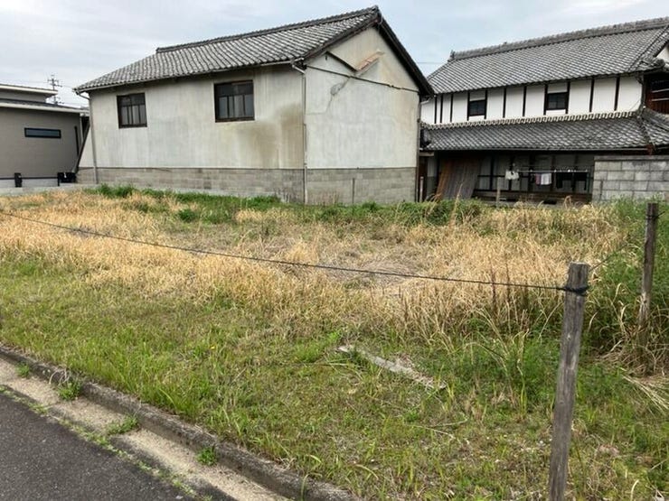 【外観】
最寄りのスーパーまで徒歩10分。その他、ホームセンターやコンビニ、市役所等があります。生活するのに便利な場所です!