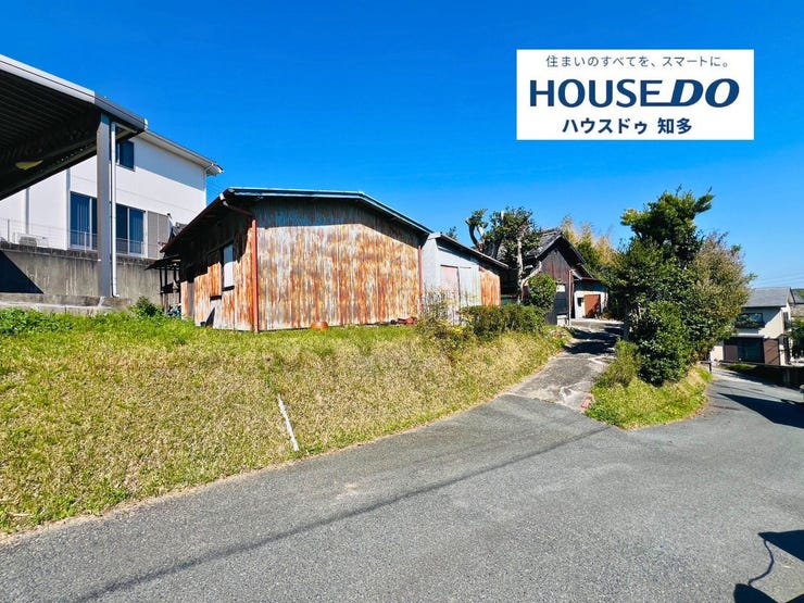 【外観】
【397坪超の広大な土地】
建築条件なし・解体更地渡し。閑静な住宅街にありながら周辺施設も充実。
自然を感じる風情豊かな街並みで、あなただけの自由な家づくりを叶えます。