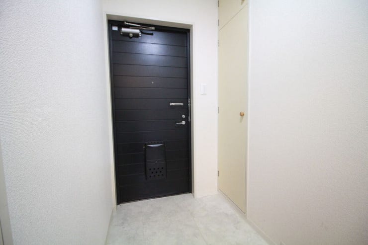 白を基調とした明るく清潔感のある空間。帰宅するご家族を優しく迎え入れます。