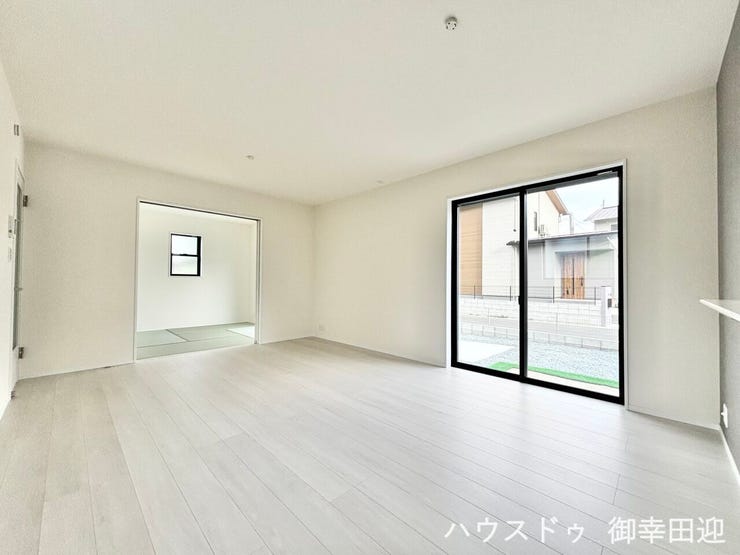 ■安らぎと笑顔の中心地■陽光が優しく降り注ぎ、会話が自然と弾む。ここでは、毎日が特別な時間へと変わります。