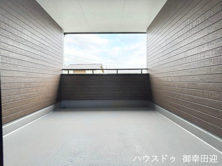 ■空の下の開放的な特等席■日光浴や読書、外の空気を感じながらリフレッシュ。暮らしを豊かにする、もう一つの心地よい空間です。
