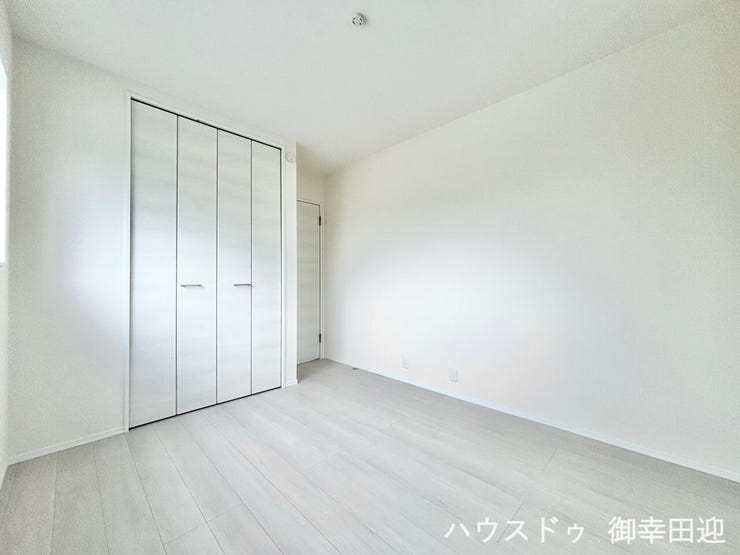 ■2階5.3帖洋室■寝室、書斎、趣味の部屋。家族の成長やライフスタイルに合わせ、様々な使い方ができる快適な空間です。