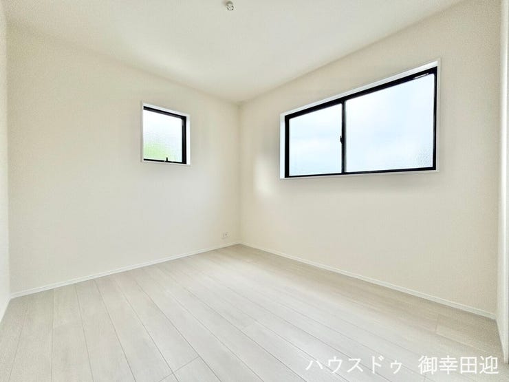 ■2階5.3帖洋室■寝室、書斎、趣味の部屋。家族の成長やライフスタイルに合わせ、様々な使い方ができる快適な空間です。