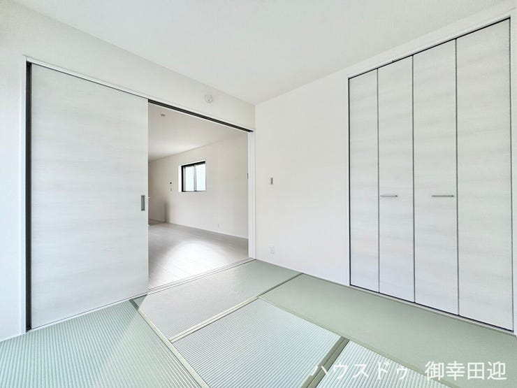 ■1階4.5帖和室■ゲストをもてなし、昼寝や家事にも使える、畳のぬくもりが心地よい多目的万能スペース。